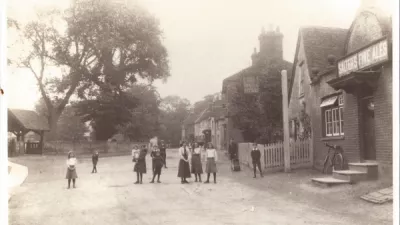 Abbots Langley High St showing Kings Head pub people in street